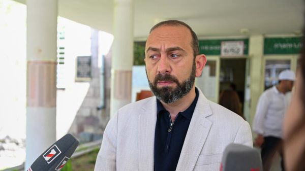 Министр иностранных дел Арарат Мирзоян отвечает на вопросы журналистов после голосования в день парламентских выборов (7 июня 2026). Еревaн - Sputnik Армения