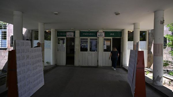 Граждане приходят на избирательные участки 6/51 и 6/52 в день парламентских выборов (7 июня 2026). Еревaн - Sputnik Արմենիա
