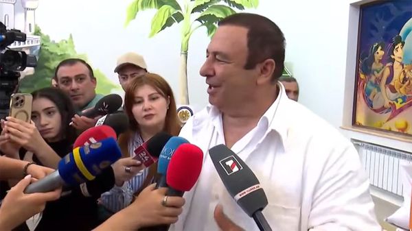 Гагик Царукян отвечает на вопросы журналистов после голосования в день парламентских выборов (7 июня 2026). Ариндж - Sputnik Армения