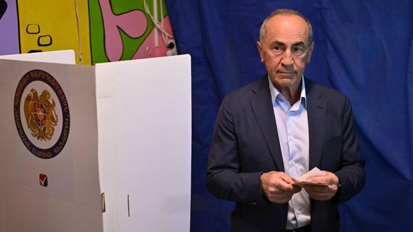 Роберт Кочарян с супругой Беллой голосуют в день парламентских выборов (7 июня 2026). Еревaн - Sputnik Армения