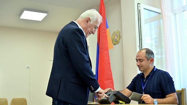 Президент Ваагн Хачатурян во время голосования (7 июня 2026). Ереван - Sputnik Армения
