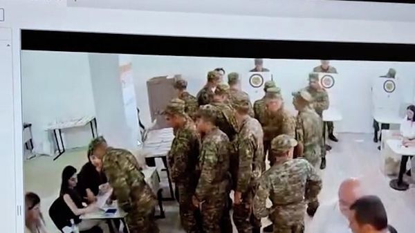 Военнослужащих привезли на несколько избирательных участков перед их закрытием - Sputnik Армения