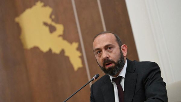 Глава МИД Арарат Мирзоян на совместном заседании постоянных комиссий НС по внешним связям, по региональным вопросам и вопросам евразийской интеграции, по вопросам европейской интеграции и по финансово-кредитным и бюджетным вопросам (8 июня 2026). Еревaн - Sputnik Армения