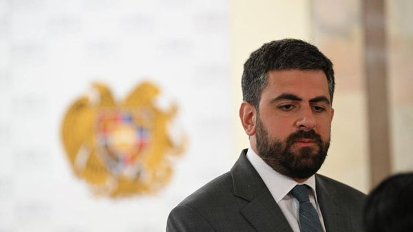 Глава армянской делегации в ПА ОБСЕ, председатель Постоянной комиссии НС по внешним связям Саргис Ханданян на совместном заседании постоянных комиссий НС по внешним связям, по региональным вопросам и вопросам евразийской интеграции, по вопросам европейской интеграции и по финансово-кредитным и бюджетным вопросам (8 июня 2026). Еревaн - Sputnik Армения
