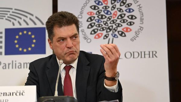 Комиссар Европейского союза по антикризисному управлению Янез Ленарчич во время пресс-конференции (8 июня 2026). Еревaн - Sputnik Армения
