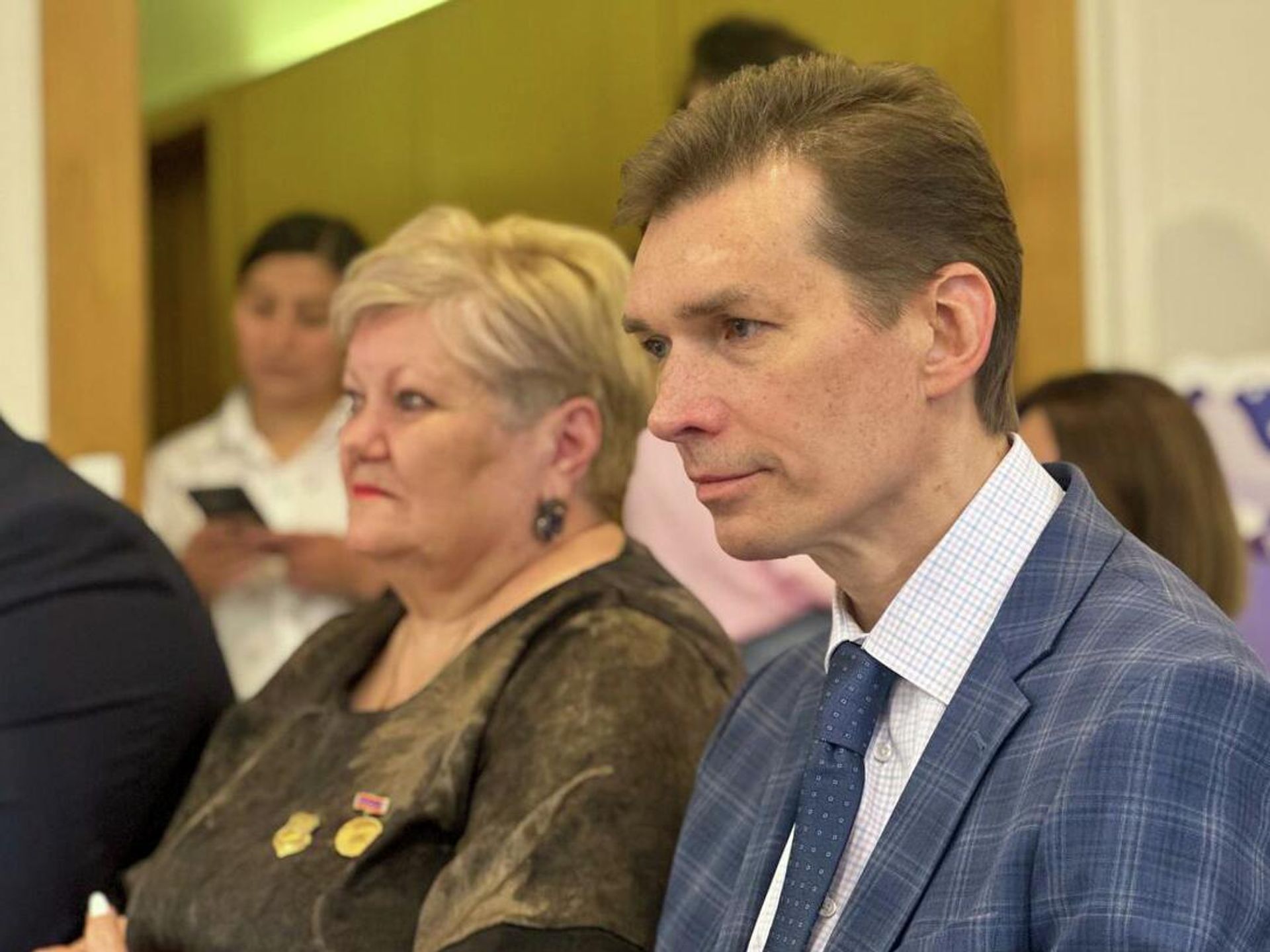 Представитель министерства образования РФ, советник посольства России Михаил Вождаев во время финальной игры литературных дебатов, посвященной поэзии Сильвы Капутикян - Sputnik Արմենիա, 1920, 09.06.2026