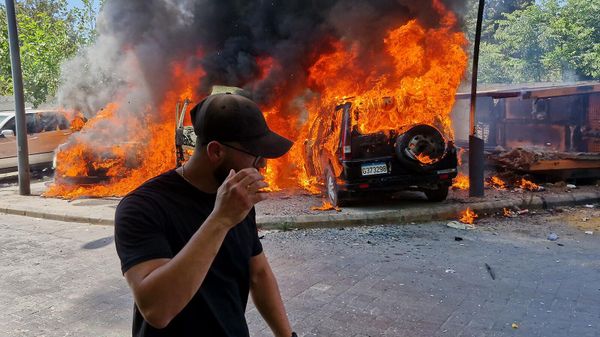 Мужчина проходит перед сожженными в результате израильского авиаудара автомобилями в городе Сидон (10 июня 2026). Ливан - Sputnik Армения