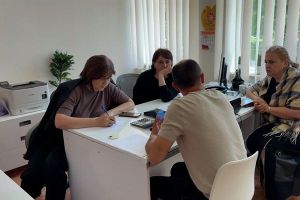 Сотрудники муниципалитета собирают данные о последствиях сильного града в Степанаване Сотрудники муниципалитета собирают данные о последствиях сильного града в Степанаване - Sputnik Армения