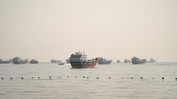 Суда стоят на якоре в Ормузском проливе, вид из Мусандама (10 июня 2026). Оман - Sputnik Армения