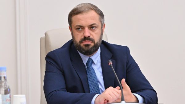 Министр экономики Геворг Папоян во время совместного заседания парламентских комиссий (11 июня 2026). Еревaн - Sputnik Армения