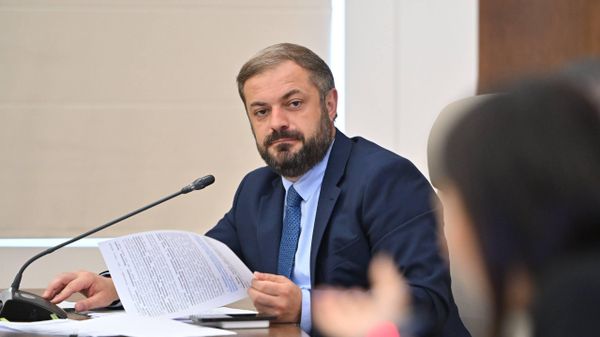 Министр экономики Геворг Папоян во время совместного заседания парламентских комиссий (11 июня 2026). Еревaн - Sputnik Армения