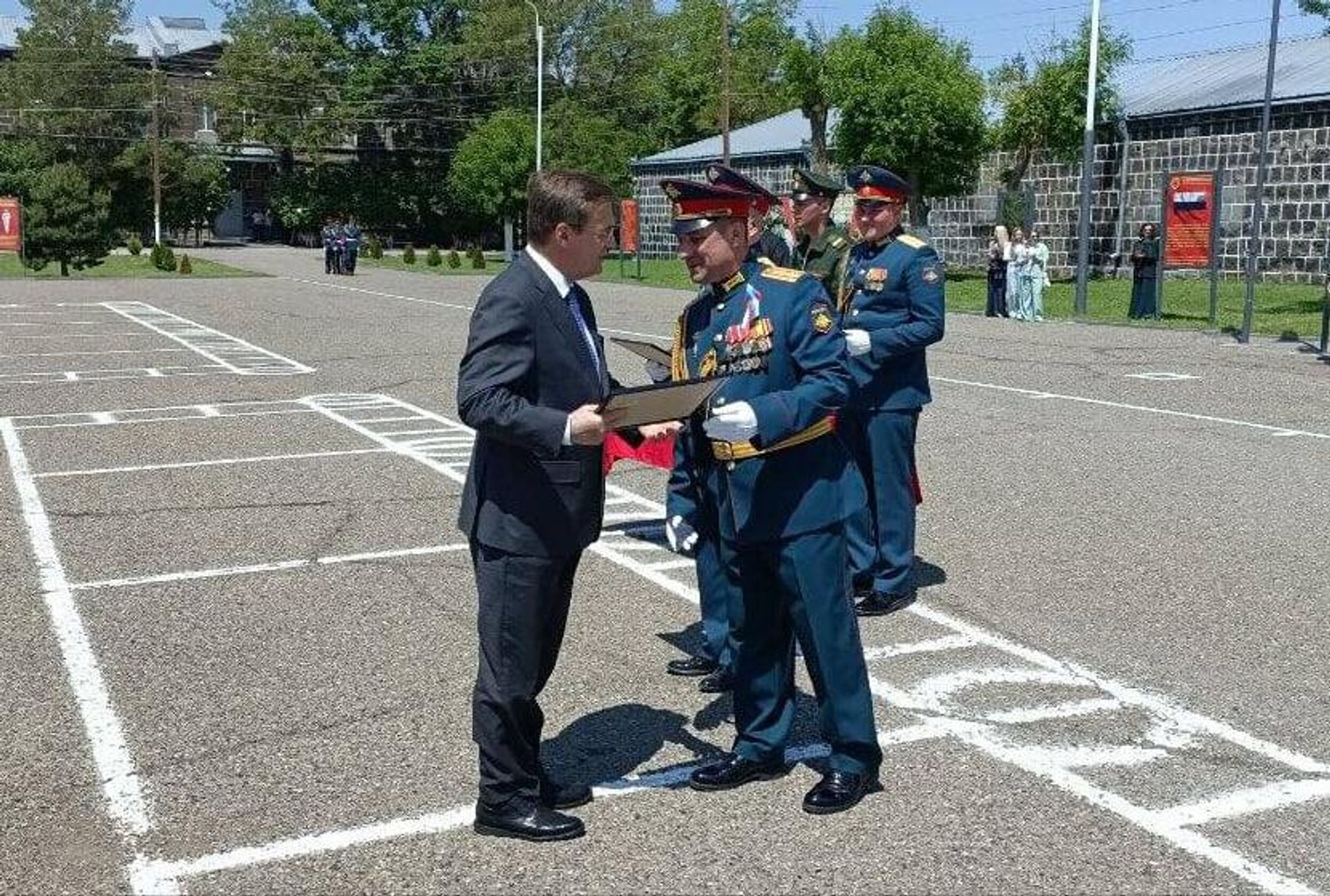 Генеральный консул России в Гюмри Игорь Титов принял участие в торжественных мероприятиях на 102-й российской военной базе, посвященных Дню России (12 июня 2026). Гюмри Генеральный консул России в Гюмри Игорь Титов принял участие в торжественных мероприятиях на 102-й российской военной базе, посвященных Дню России (12 июня 2026). Гюмри - Sputnik Армения, 1920, 12.06.2026