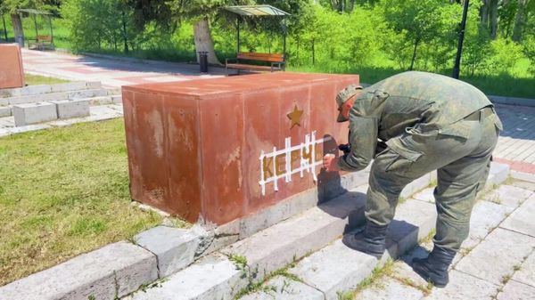 Военнослужащие РФ восстанавливают позолоченные буквы, сорванные накануне с названий городов-героев ВОВ в гюмрийском мемориале Мать Армения - Sputnik Армения
