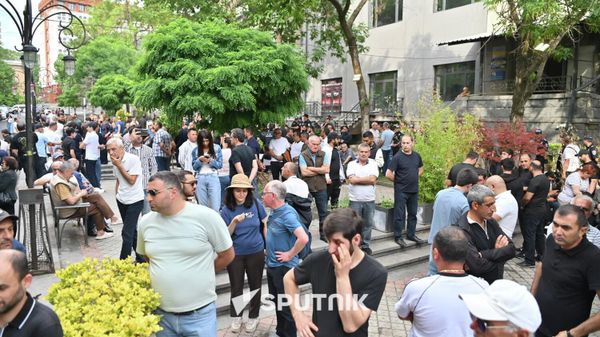 Сторонники оппозиционных партий собрались у здания ЦИК (14 июня 2026). Еревaн - Sputnik Армения