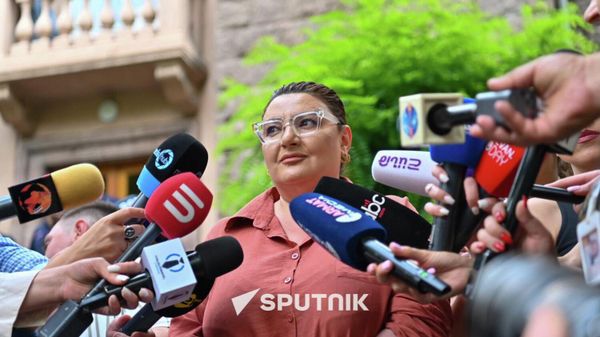 Ивета Тоноян отвечает на вопросы журналистов у здания ЦИК (14 июня 2026). Еревaн - Sputnik Армения