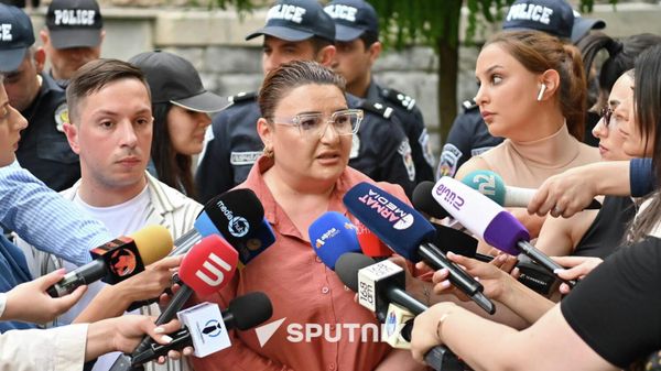 Ивета Тоноян отвечает на вопросы журналистов у здания ЦИК (14 июня 2026). Еревaн - Sputnik Армения