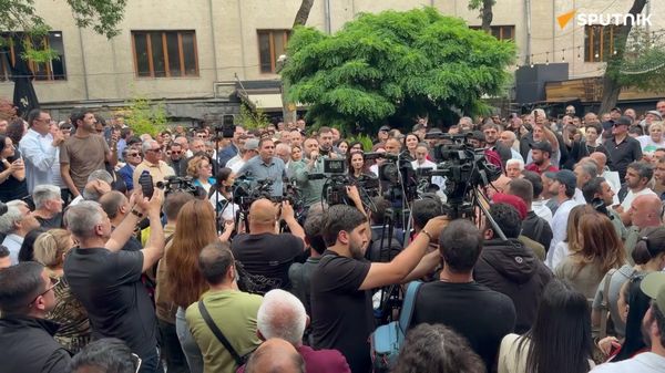 У здания Центральной избирательной комиссии Армении проходит акция оппозиции - Sputnik Армения