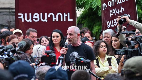 Исраел Акопкохян выступает с речью во время митинга оппозиционных партий у здания ЦИК (14 июня 2026). Еревaн - Sputnik Армения