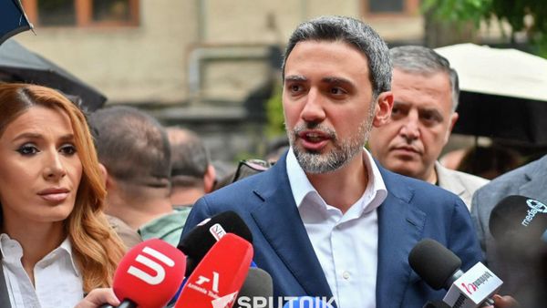 Арам Вардеванян отвечает на вопросы журналистов у здания ЦИК (14 июня 2026). Еревaн - Sputnik Армения