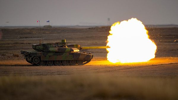 Французские основные боевые танки Leclerc ведут огонь во время учений на полигоне в Смардане, на востоке Румынии - Sputnik Армения