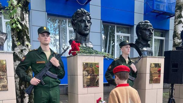 На аллее спортивной славы ЦСКА почтили память 43-кратного рекордсмена мира прославленного армейского тяжелоатлета Юрия Варданяна - Sputnik Армения