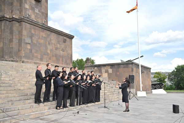 «Հերոսները չեն մեռնում» դպրոցական լավագույն շարադրությունների ժողովածուի շնորհանդեսը Երևանում - Sputnik Արմենիա