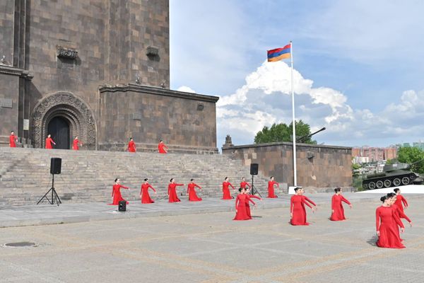 «Հերոսները չեն մեռնում» դպրոցական լավագույն շարադրությունների ժողովածուի շնորհանդեսը Երևանում - Sputnik Արմենիա