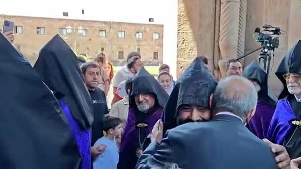 Архиепископ Галстанян после долгого перерыва принял участие в воскресной литургии - Sputnik Армения