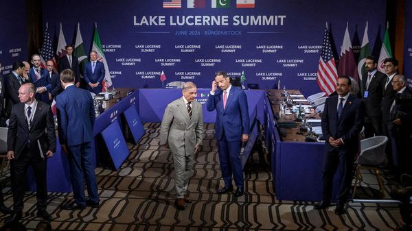 Премьер-министры Пакистана и Катара Шехбаз Шариф и шейх Мохаммед бин Абдулрахман бин Джасим аль-Тани стоят перед четырехсторонней встречей между США, Ираном, Пакистаном и Катаром (21 июня 2026). Швейцария - Sputnik Армения