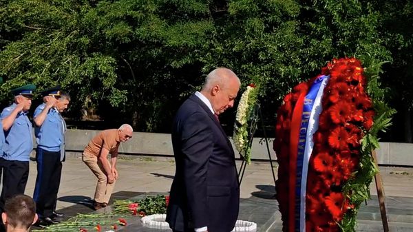 Посол России в Армении Сергей Копыркин и дипперсонал возложили цветы к Вечному огню в парке Победы в Ереване  - Sputnik Армения