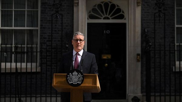 Премьер-министр Великобритании Кир Стармер выступает перед резиденцией на Даунинг-стрит после убедительной победы Энди Бернхема на дополнительных выборах в округе Мейкерфилд (22 июня 2026). Лондон - Sputnik Армения