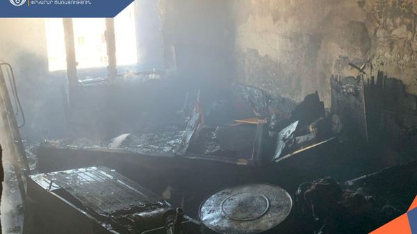  Երևանի Վիլնյուսի փողոցի շենքերից մեկի 8–րդ հարկում բռնկված հրդեհի հետևանքները - Sputnik Արմենիա