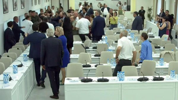 Кадр потасовки во время заседания Совета старейшин Еревана от 23 июня 2026 года - Sputnik Армения