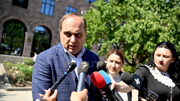 Адвокат Ара Зограбян общается с прессой после суда по делу Архиепископа Микаэла Аджапахяна (25 июня 2026). Еревaн - Sputnik Армения