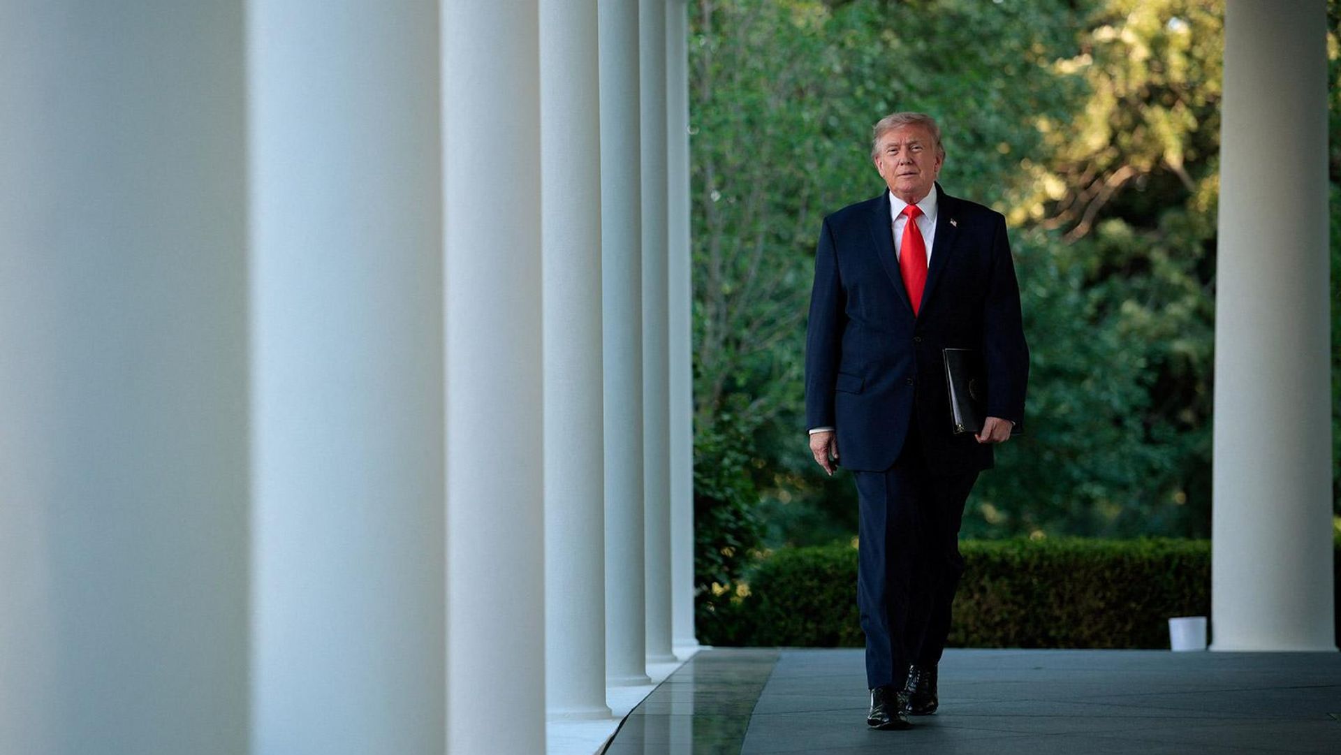 Президент США Дональд Трамп направляется к гостям во время ужина с фермерами в Розовом саду Белого дома (25 июня 2026). Вашингтон Президент США Дональд Трамп направляется к гостям во время ужина с фермерами в Розовом саду Белого дома (25 июня 2026). Вашингтон - Sputnik Արմենիա, 1920, 29.06.2026