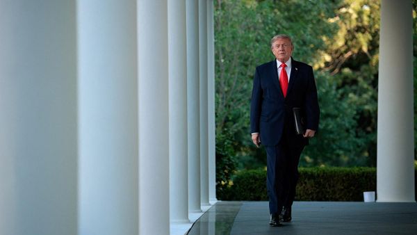 Президент США Дональд Трамп направляется к гостям во время ужина с фермерами в Розовом саду Белого дома (25 июня 2026). Вашингтон - Sputnik Армения