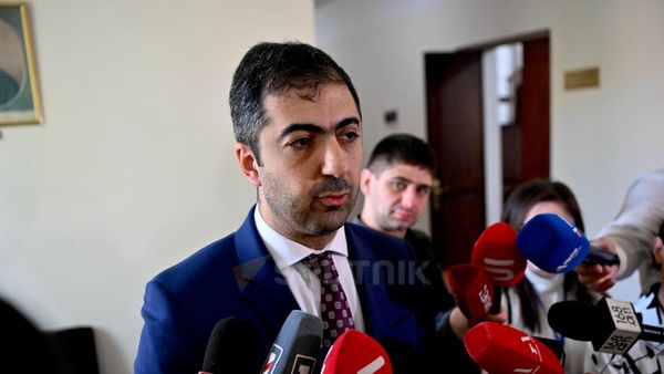 Адвокат Арам Орбелян общается с прессой после заседания КС по обжалованию выборов (29 июня 2026). Еревaн - Sputnik Армения