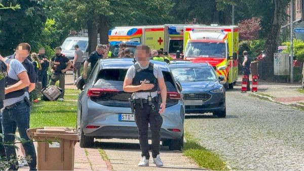 Машины скорой помощи на месте стрельбы в немецком городе Штаде (29 июня 2026). Германия - Sputnik Армения