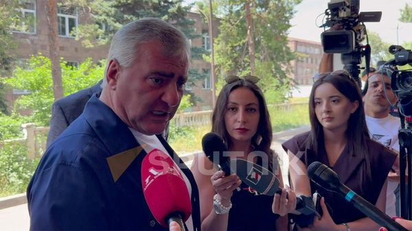 Самвел Карапетян отвечает на вопросы журналистов перед началом судебного заседания (30 июня 2026). Еревaн - Sputnik Армения