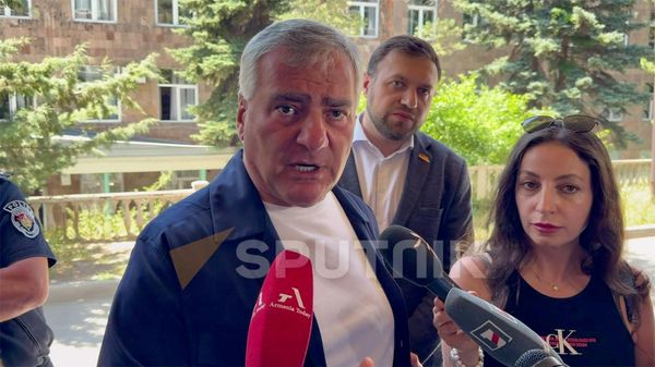 Самвел Карапетян отвечает на вопросы журналистов перед началом судебного заседания (30 июня 2026). Еревaн - Sputnik Армения