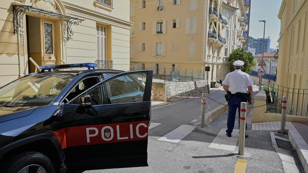 Полицейский дежурит на улице на следующий день после взрыва в жилом доме  (30 июня 2026). Монако - Sputnik Армения