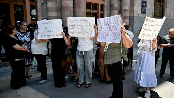 Акция протеста на площади Республики (1 июля 2026). Ереван - Sputnik Армения