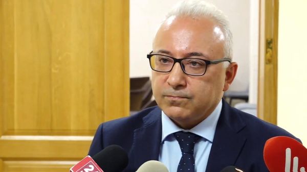 Замминистра иностранных дел Мнацакан Сафарян общается с прессой (1 июля 2026). Еревaн - Sputnik Армения