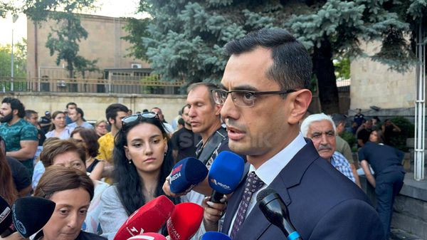 Адвокат Липарит Дрмеян отвечает на вопросы журналистов у здания Конституционного суда (26 июня 2026). Еревaн - Sputnik Армения