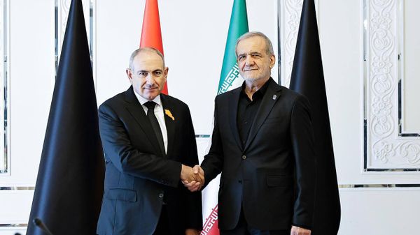 Премьер-министр Никол Пашинян встретился с президентом Ирана Масудом Пезешкианом (3 июля 2026). Тегеран - Sputnik Армения