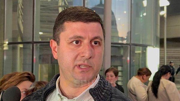 Тигран Абраамян отвечает на вопросы журналистов в аэропорту Звартноц (28 октября 2025). Еревaн - Sputnik Армения