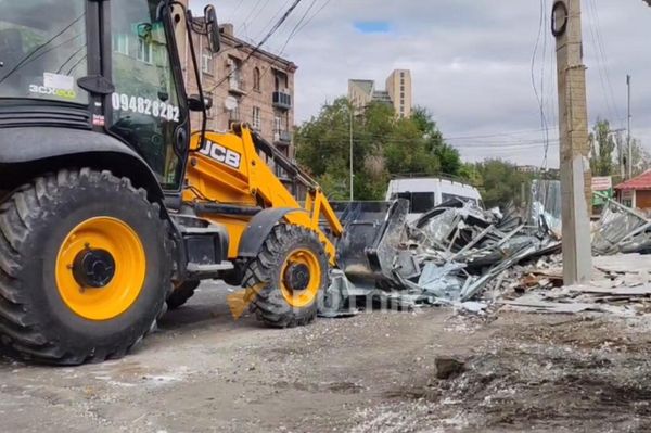 Мэрия Еревана демонтирует торговые палатки на рынке Гнуни (1 октября 2025). Еревaн - Sputnik Армения