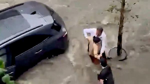 Сильные ливни обрушились на Стамбул: потоки воды на улицах сбивают с ног людей - Sputnik Армения