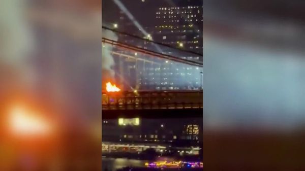 Бруклинский мост загорелся в Нью-Йорке во время празднования 250-летия США - Sputnik Армения