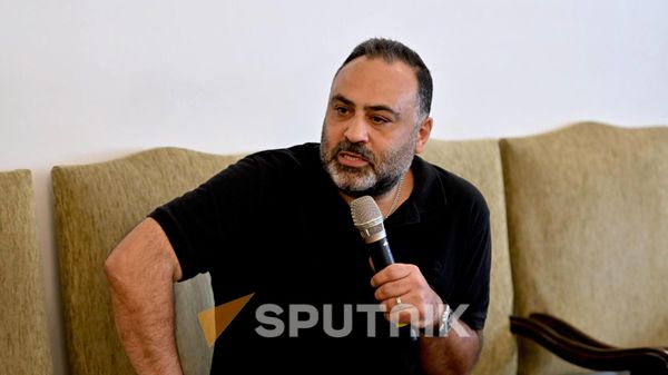 Глава комиссии Ай Дата Тегерана Исак Юнанесян на встрече с армянскими журналистами (5 июля 2026). Тегеран - Sputnik Армения